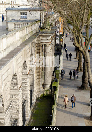 Die Fassade des Somerset House und Menschen zu Fuß auf dem Bürgersteig von The Embankment, London Stockfoto