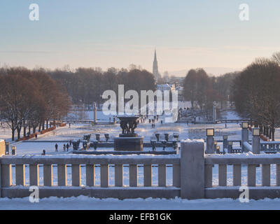 Winter im Schnee Touristenanlage, Oslo Norwegen, Überblick Skulpturen ein spezielles Finish mit Brunnen Stockfoto