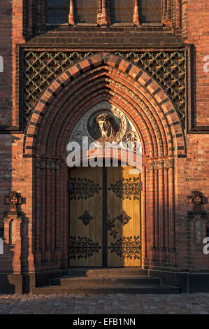 Seiteneingang der Neo-gotischen St. Pauls Kirche, erbaut 1863-1869, mit einem Relief von Christus, Schwerin Stockfoto