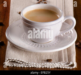 Kaffeetasse auf einem Holztisch. Selektiven Fokus Stockfoto