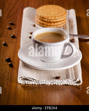 Tasse Kaffee und Kekse auf Holztisch. Selektiven Fokus Stockfoto