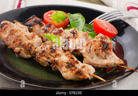 Chicken Kebab mit frischem Salat auf einem Teller. Selektiven Fokus Stockfoto