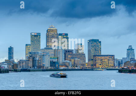 Canary Wharf von Limehouse am Nordufer der Themse aus gesehen Stockfoto