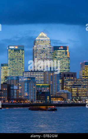 Canary Wharf von Limehouse am Nordufer der Themse aus gesehen Stockfoto