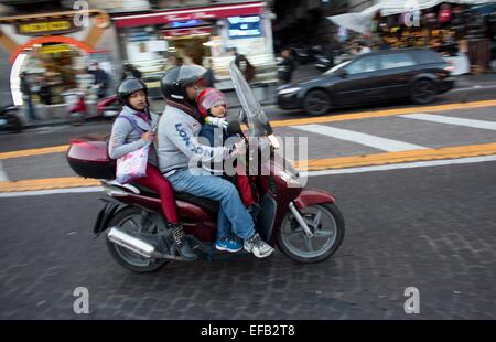 Scooter sind das wichtigste Transportmittel in Neapel Stockfoto