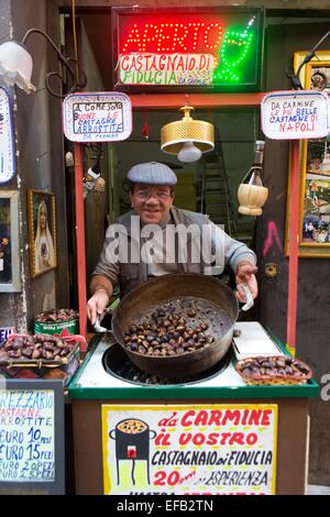Walnüsse Straßenhändler In Via Del Tribunale. Stockfoto
