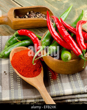 Chili Peppers in Schüssel über hölzerne Hintergrund. Selektiven Fokus Stockfoto