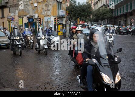 Scooter sind das wichtigste Transportmittel in Neapel Stockfoto