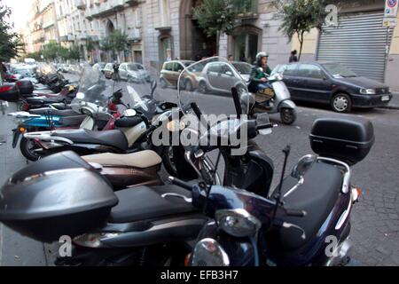 Scooter sind das wichtigste Transportmittel in Neapel Stockfoto