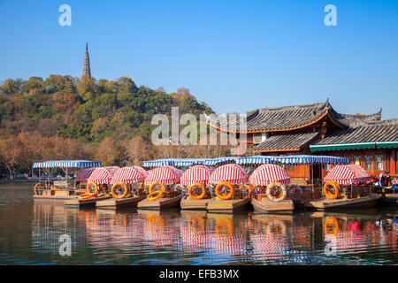 An der Küste von West Lake sind chinesische Freizeit Boote vertäut. Berühmten Park in der Stadt Hangzhou, China Stockfoto