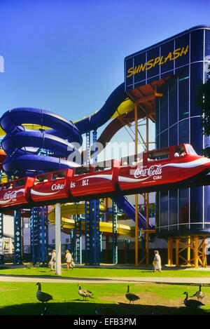 Monorail und indoor Sunsplash Schwimmbad, Butlins Minehead, Somerwest Welt Ferienlager. Somerset, UK. Ca. 1988. Stockfoto