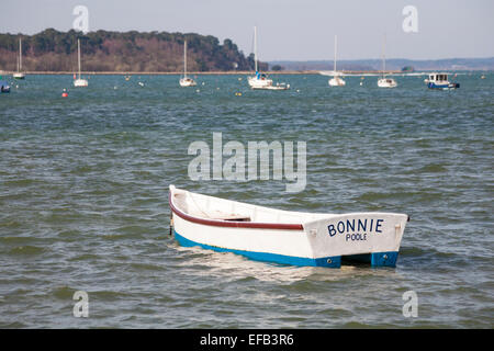 Bonnie Poole Boot vertäut am Sandbänke in Poole Harbour im März Stockfoto