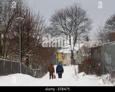 Winter in Vålerenga Oslo Norwegen, kleinen alten hölzernen getäfelten Häusern Schnee in Straßen und Gehwege, idyllischen und ruhigen Stockfoto