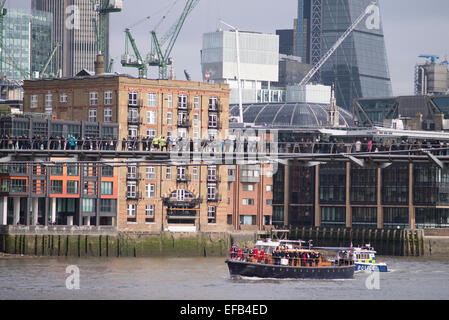 South Bank, London, UK. 30. Januar 2015. Der Overlord macht seinen Weg flussaufwärts von der Tower Bridge auf die Beerdigung von Winston Churchill 50 Jahren zu gedenken. Bildnachweis: Malcolm Park Leitartikel/Alamy Live-Nachrichten Stockfoto