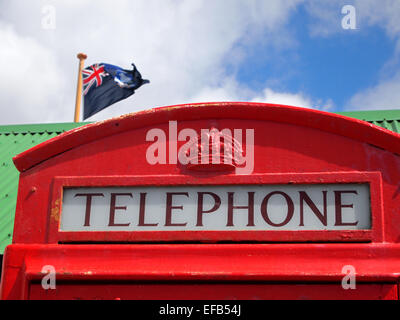 Eine markante rote Telefonzelle in Stanley dient als Erinnerung an den Falkland-Inseln starke britische Identität. Stockfoto