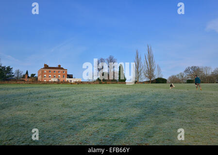 Eine Dogwalker im Osten Gericht Mansion. East Grinstead. West Sussex. UK Stockfoto