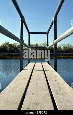 perspektivische Ansicht eines kleinen Pier über Süßwasser-Kanal Stockfoto