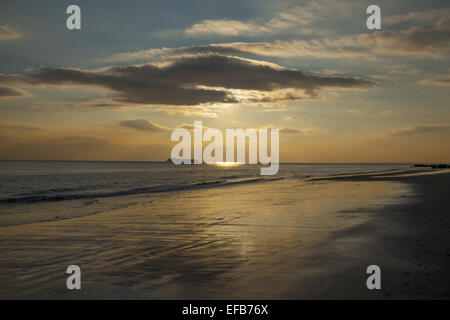 Frachter sitzt am Horizont vor der Küste auf Coney Island in den Atlantik in der Nähe von Brooklyn, NY. Stockfoto