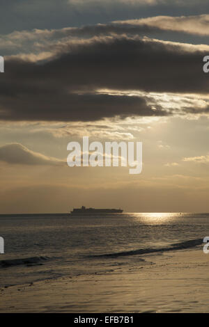 Frachter sitzt am Horizont vor der Küste auf Coney Island in den Atlantik in der Nähe von Brooklyn, NY. Stockfoto