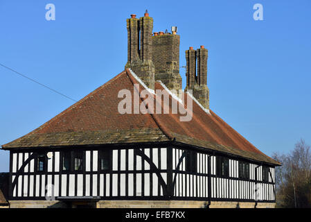 Detail der Grade II aufgeführten 1920er Jahren Halb freistehendes Ferienhaus im Dorf von Turners Hill. West Sussex. England. UK Stockfoto