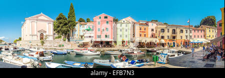 Bunte Häuser umgebenden malerischen Hafen von Veli Losinj Städtchen auf der Insel Losinj, Kroatien Stockfoto