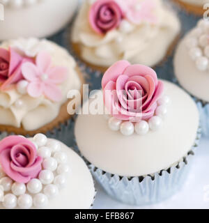 Hochzeit Cupcakes in Silberfolie Verpackungen Stockfoto