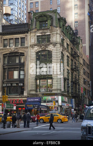 Ost-gebundenen Verkehr Kreuze, die 5th Avenue auf der 32nd Street vorbei Kaskel & Kaskel Gebäude in Manhattan, NYC im Jahre 1902 erbaut. Stockfoto