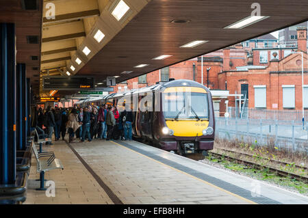 Passagiere, die am Bahnhof Leicester auf einen Regionalzug für Cross Country warten Stockfoto