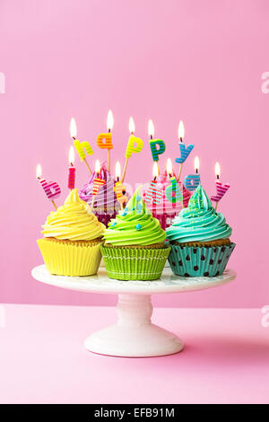 Alles Gute zum Geburtstag Muffins auf einem cakestand Stockfoto