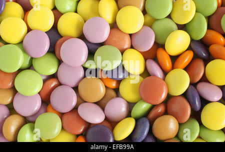 Smarties knackig Zucker Schale beschichtet Schokolinsen oder Bonbons Stockfoto