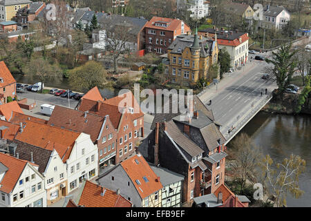 Häuser an der Altenbrückertorstraße und eine gelbe Stadtvilla an einer Brücke über den Fluss Ilmenau, fotografiert von Lüneburgs Wasserturm; 21. April 2013 Stockfoto