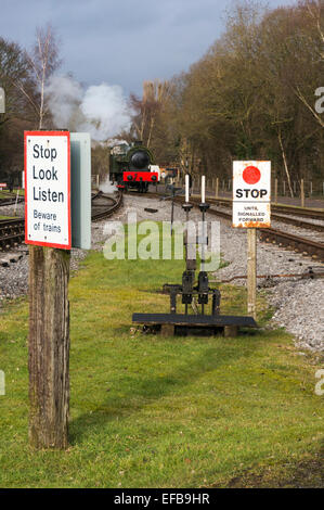 0-6-0 Dampf Sattel Tenderlok Weitergabe der Peak Bahn erhalten Eisenbahn Warnzeichen bei Rowsley Stockfoto