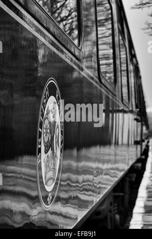 Nahaufnahme von British Rail Löwe und Rad-Emblem an der Seite eines alten Eisenbahnwagon Stockfoto