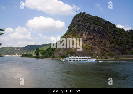 Passagierschiff auf dem Rhein bei der Loreley-Felsen, Schiefergestein in die UNESCO-World Heritage Oberes Mittelrheintal in der Nähe von St. Goar, St. Goar, Deutschland, Europa - 2014 Stockfoto