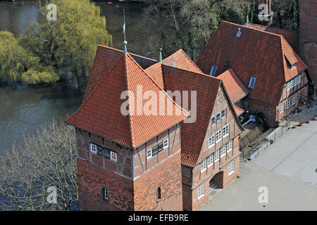 Gebäude der historischen Mühle am Fluss Ilmenau Ratsmühle, gehören sie heute die Abteilung der Agrarstruktur, fotografiert von Lüneburgs Wasserturm; 21. April 2013 Stockfoto