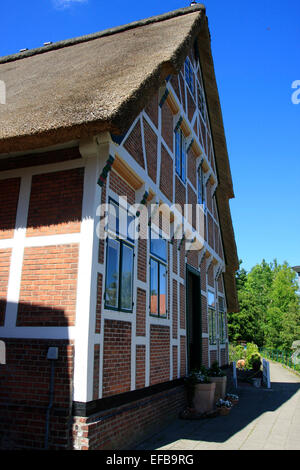 Ein historisches Fachwerkhaus im friesischen Stil mit Box-Garten in der Stadt Jork. Jork ist eine Stadt in Niedersachsen und das Zentrum der Region altes Land (Altes Land). Es ist eines der größten Obstbau Gebiete in Europa. Foto: Klaus Nowottnick Datum: M Stockfoto