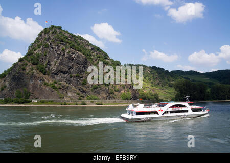 Passagierschiff auf dem Rhein bei der Loreley-Felsen, Schiefergestein in die UNESCO-World Heritage Oberes Mittelrheintal in der Nähe von St. Goar, St. Goar, Deutschland, Europa - 2014 Stockfoto