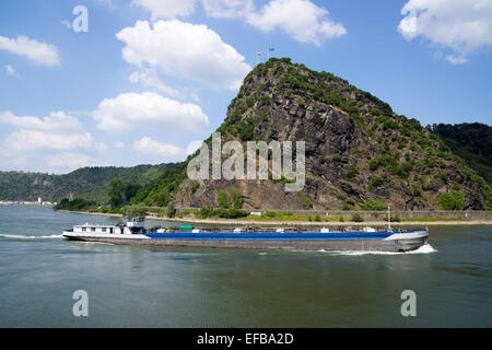 Frachtschiff auf dem Rhein bei der Loreley-Felsen, Schiefergestein in die UNESCO-World Heritage Oberes Mittelrheintal in der Nähe von St. Goar, St. Goar, Deutschland, Europa - 2014 Stockfoto