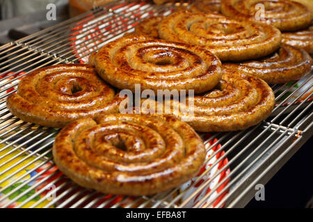 Sai Aua (Notrhern Thai Chorizo) auf dem Markt Stockfoto