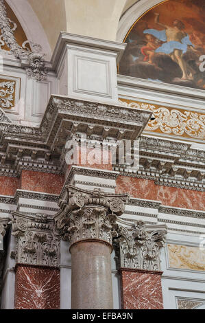 Verzierte römische Säulen in der Basilika von Santa Maria von den Engeln und der Märtyrer Rom Italien Stockfoto