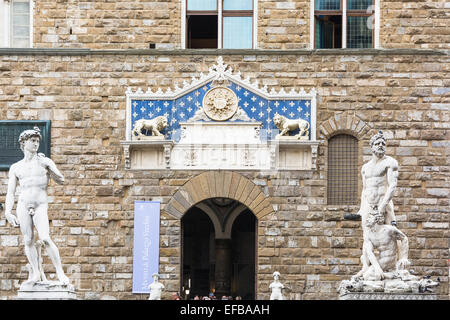 Florenz, Italien – August 26,2014: Menschen besuchen den Palazzo Vecchio, das Replikat von Michelangelo's David und die Gruppe-Statuen Stockfoto