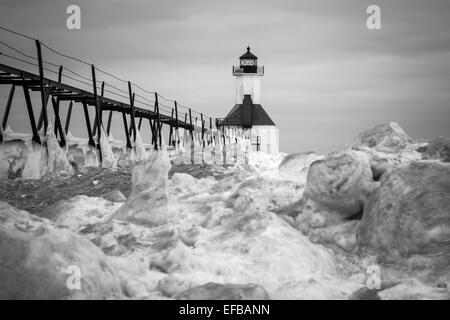 St. Joseph Leuchtturm im Winter, Lake Michigan, schwarz und weiß Stockfoto