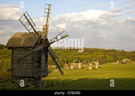 Antike hölzerne Windmühle in Pirogowo in der Nähe von Kiew Stockfoto