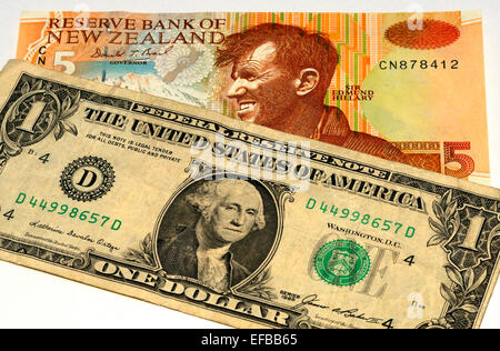 US-Dollar und Neuseeland-Dollar-Banknoten Stockfoto