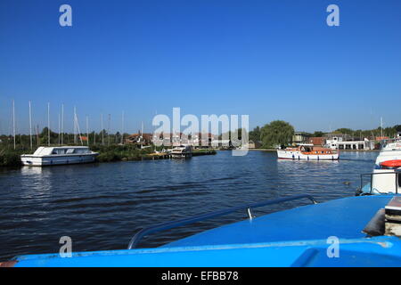 Ansicht von Horning vom Boot auf den Norfolk Broads. Stockfoto