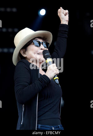 29. Juni 2014. Yoko Ono spielt am Sonntag Nachmittag im Park. Stockfoto