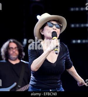 29. Juni 2014. Yoko Ono spielt am Sonntag Nachmittag im Park. Stockfoto