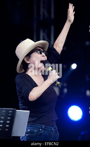 29. Juni 2014. Yoko Ono spielt am Sonntag Nachmittag im Park. Stockfoto