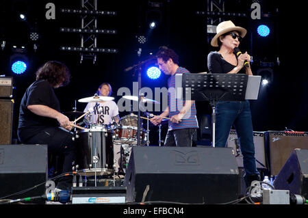 29. Juni 2014. Yoko Ono spielt am Sonntag Nachmittag im Park. Stockfoto