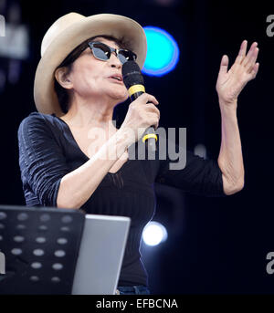 29. Juni 2014. Yoko Ono spielt am Sonntag Nachmittag im Park. Stockfoto